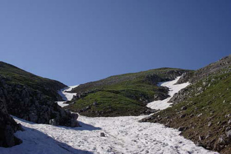 Grande discesa nei canaloni di ghiaccio