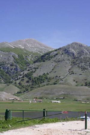Ingresso del sentiero - Sullo sfondo la cima del Miletto