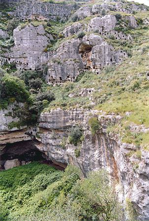 02 Necropoli NW - Grotta dei pipistrelli